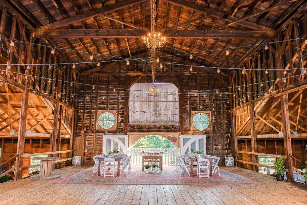Charming wedding decor in Art Barn at The Hill​